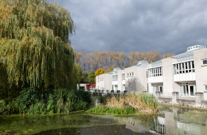 Blick vom See auf das Schulgebäude